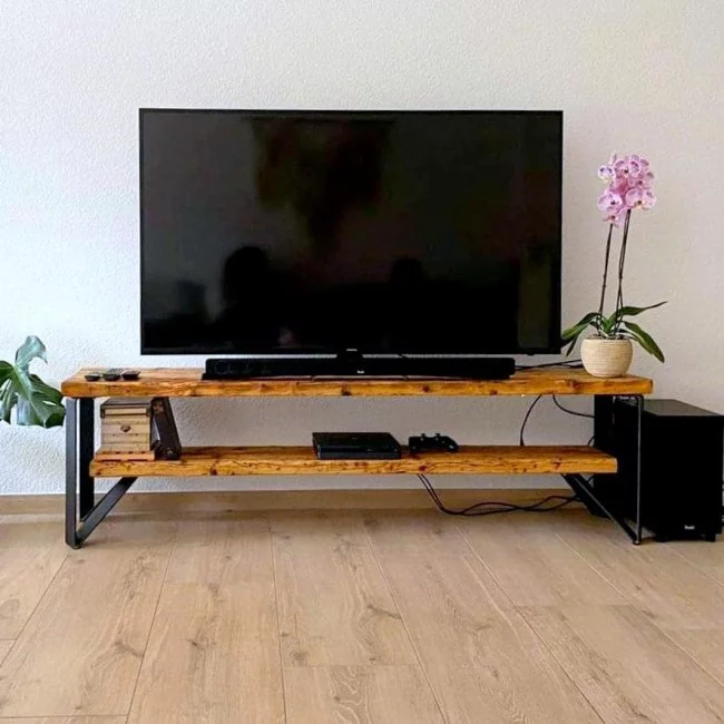 TV-Lowboard mit Fernseher uns Receiver- TV-Anrichte aus recycelten Massivholz Gerüstbohlen Farbe honey mit Kufen aus Stahl real steel